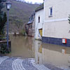 Zuerst kam der Schnee, dann Tauwetter mit Regen und einer Temperatur von 12?. Die Mosel konnte diese Wassermassen nicht mehr schnell genug abflieflen lassen und das Hochwasser war da.